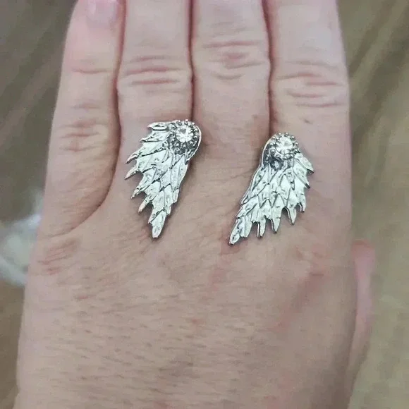 Women vintage stud wings earrings - Picture 4 of 5